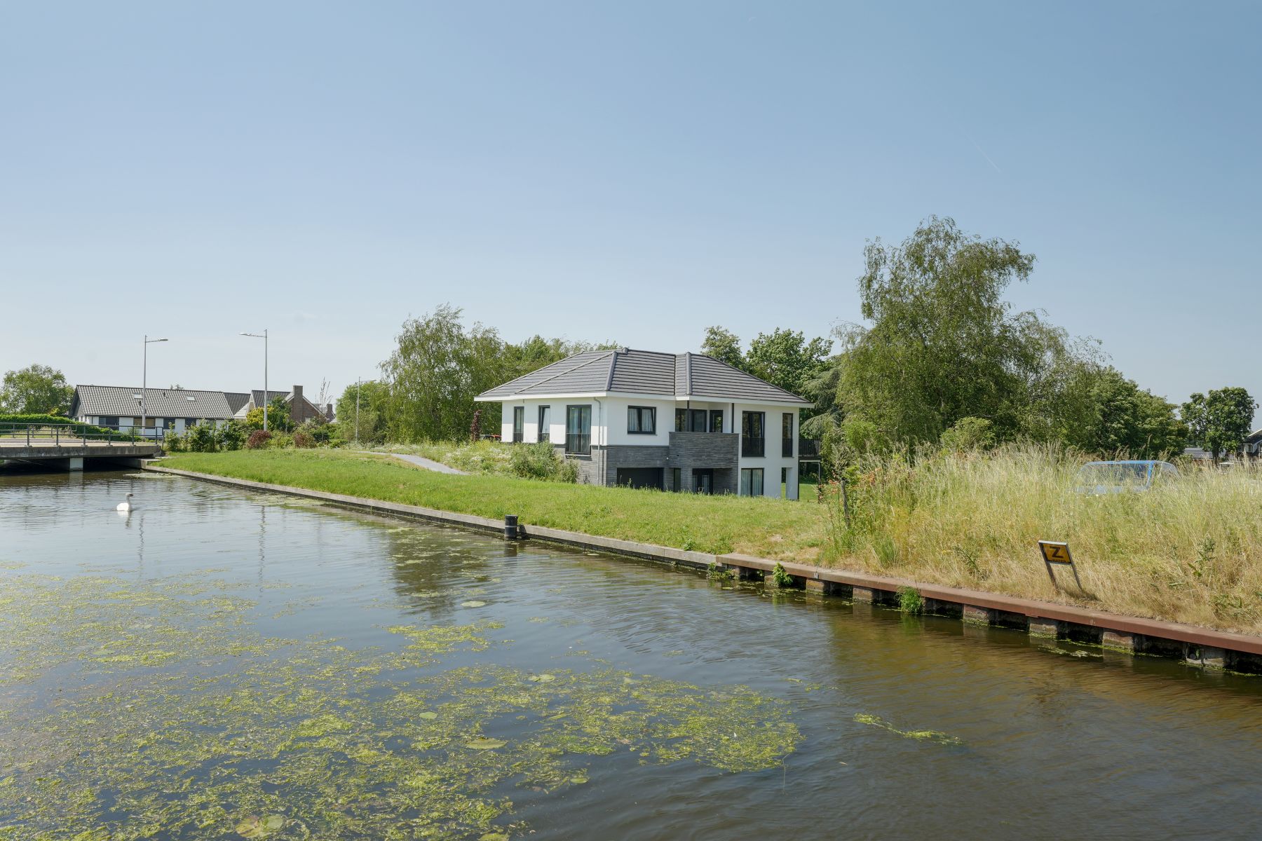 Moderne-dijkvilla-met-klassieke-elementen-in-Berkel02