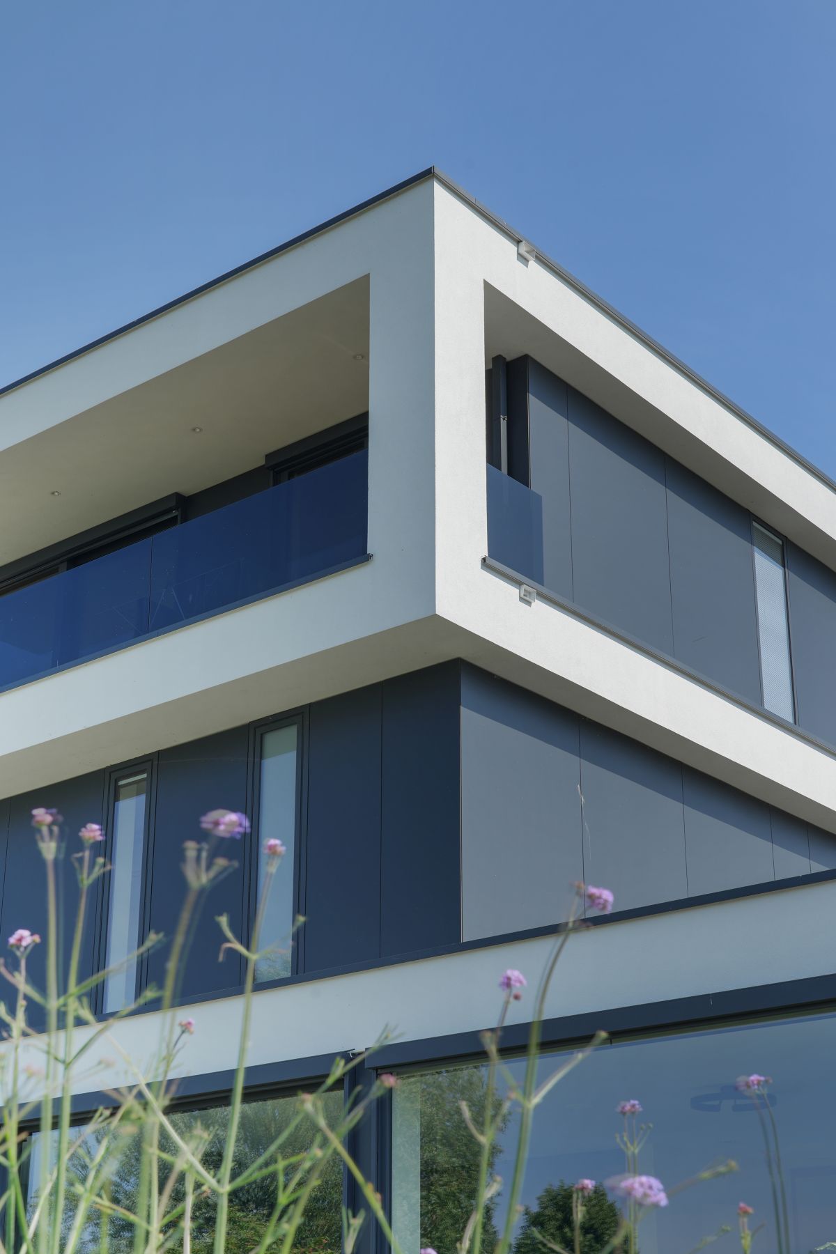 Moderne-kubistische-woning-op-een-kavel-aan-het-water-in-Pijnacker-staand03